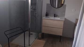Douche, séchoir à cheveux, serviettes fournies, papier de toilette