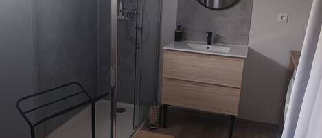 Suihku, hiustenkuivaaja, pyyhkeet, vessapaperi