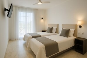 Quarto casal ou duplo standard, vista para a montanha | Edredons de pluma, cofres nos quartos, escrivaninha