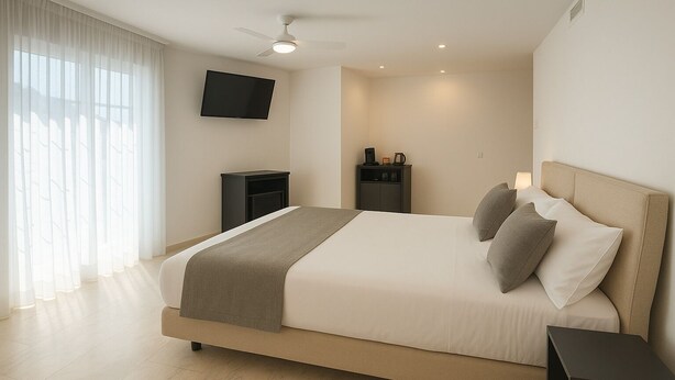 Une chambre à coucher moderne, équipée d’un lit, de tables de chevet, d’un téléviseur et d’un ventilateur de plafond.