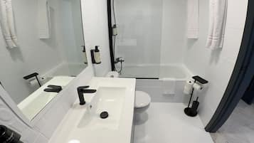 Chambre Standard Double ou avec lits jumeaux, vue montagne | Salle de bain | Articles de toilette de luxe, sĂšche-cheveux, serviettes fournies, savon