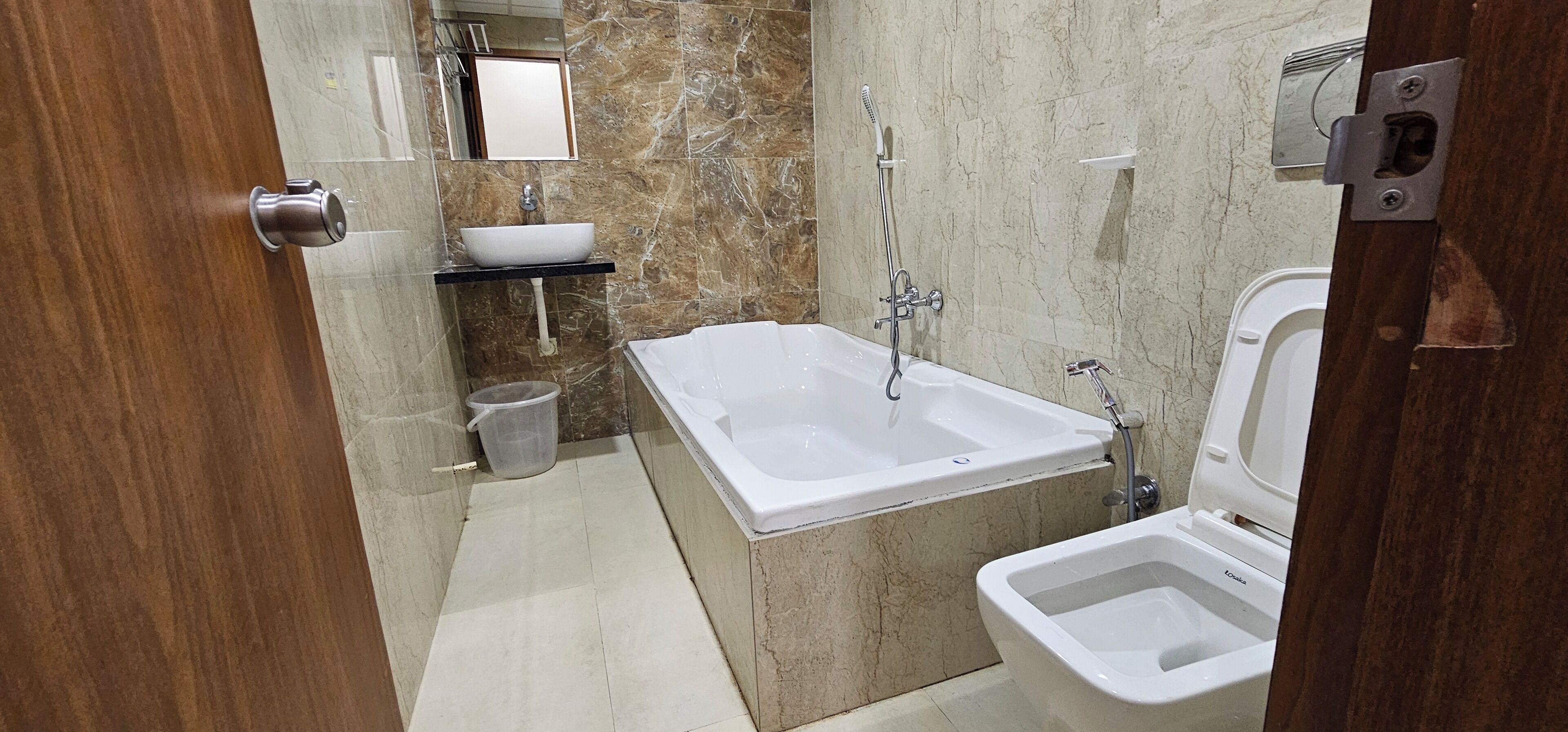 Superior Double Room | Bathroom | Eco-friendly toiletries, towels, soap, shampoo