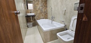 Habitación doble superior | Baño | Artículos de higiene personal ecológicos, toallas, jabón y champú