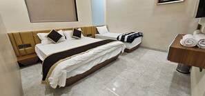 Habitación triple familiar | Ropa de cama de alta calidad y colchones Select Comfort