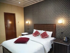 Suite familiar, vista a la colina | Escritorio y wifi gratis 