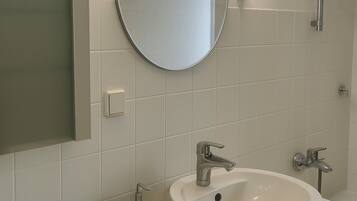 Deluxe Apartment, Non Smoking, City View | Bathroom | Bathtub, hair dryer, towels, soap