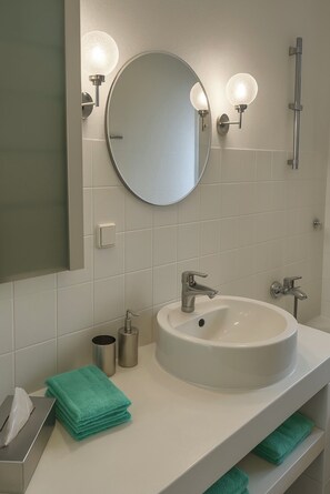 Apartemen Deluks, Bebas Asap Rokok, pemandangan kota | Kamar mandi | Bathtub, pengering rambut, handuk, dan sabun