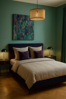 Muebles diferentes, cortinas blackout y tabla de planchar con plancha 