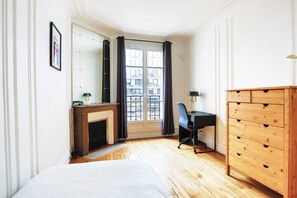 Een bureau, wifi, beddengoed