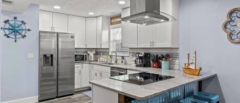 冷蔵庫、電子レンジ、オーブン、コンロ