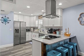 Réfrigérateur, micro-ondes, four, plaque de cuisson