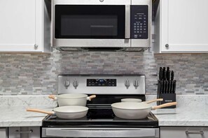 Refrigerador, microondas, horno y parrilla de estufa 