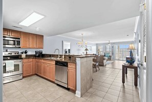 Kjøleskap, mikrobølgeovn, ovn og kokeplater