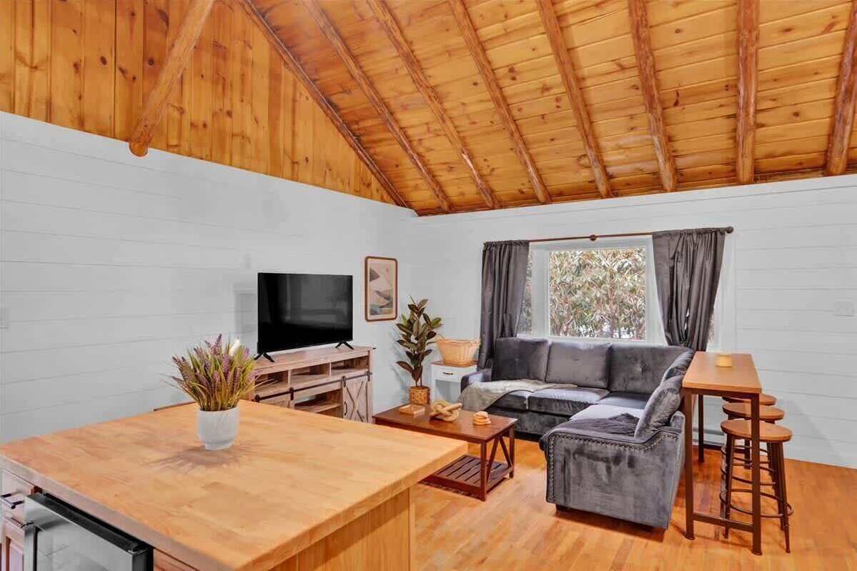 Televisión y oficina 