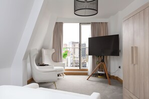 Penthouselejlighed | Dundyner, arbejdsområde til bærbare computere, strygejern/strygebræt