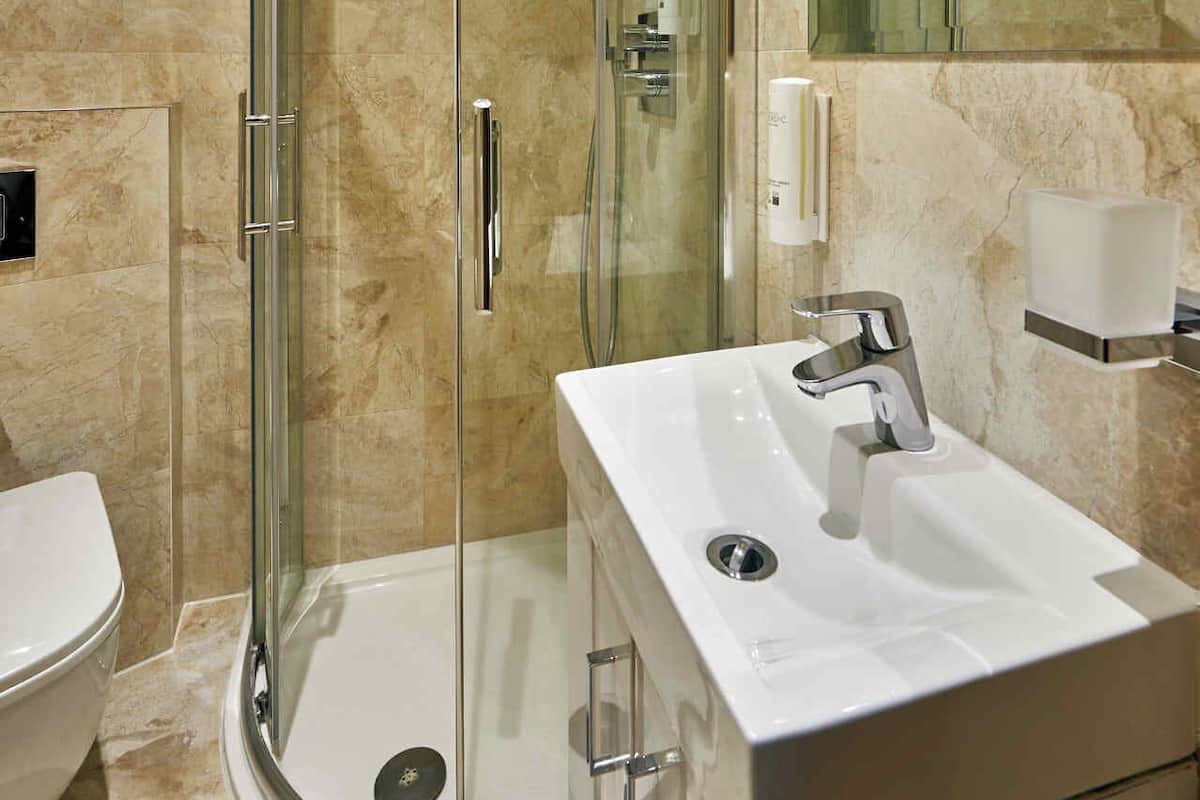 Dusj, hårføner, håndklær og såpe