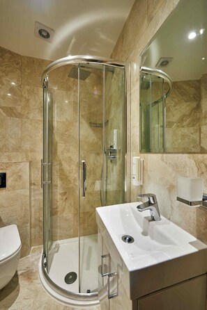 Shower, hair dryer, towels, soap - Líbere London Edgware Road (London)