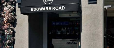 En byggnadsingång med en skylt som visar texten "254 EDGWARE ROAD".