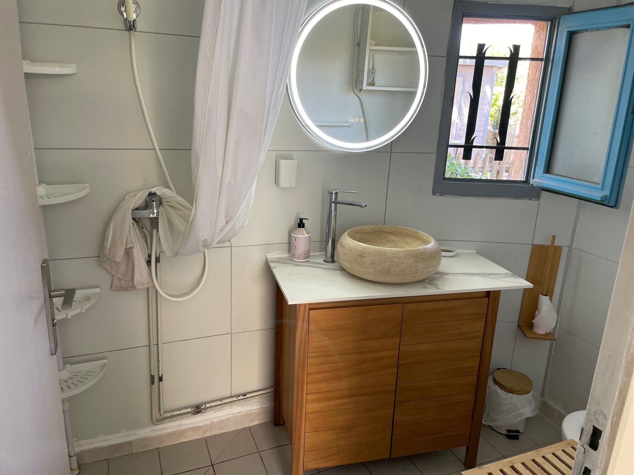 Douche, sèche-cheveux, serviettes fournies, papier toilette