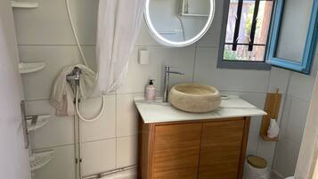 Douche, sĂšche-cheveux, serviettes fournies, papier toilette