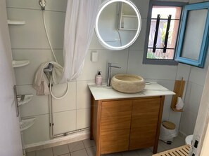 Dusche, Haartrockner, Handtücher, Toilettenpapier