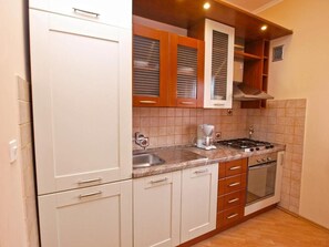 Réfrigérateur, four, plaque de cuisson, cafetière/bouilloire