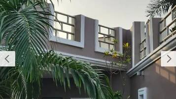 Fachada da propriedade à noite