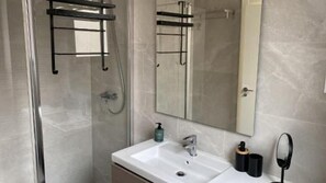 Apartment | Bathroom | Combined shower/tub, deep soaking tub, free toiletries, hair dryer - 6 Guests - 3 Bedrooms - Private Garden - Pool (Mijas)