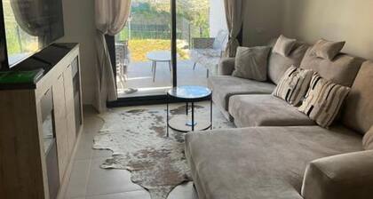 6 Guests - 3 Bedrooms - Private Garden - Pool