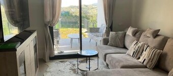 6 Guests - 3 Bedrooms - Private Garden - Pool