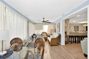 TV, offices - Tranquil Pool Home Near Siesta Key (Sarasota)