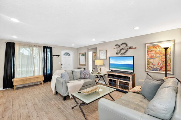 TV, offices - Tranquil Pool Home Near Siesta Key (Sarasota)