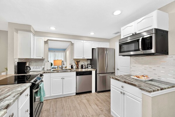 Frigorifero, microonde, forno, piano cottura