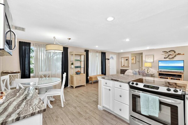 Fridge, microwave, oven, stovetop - Tranquil Pool Home Near Siesta Key (Sarasota)