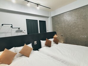 Familie vierpersoonskamer, uitzicht op de stad | Een bureau, een laptopwerkplek, gratis wifi