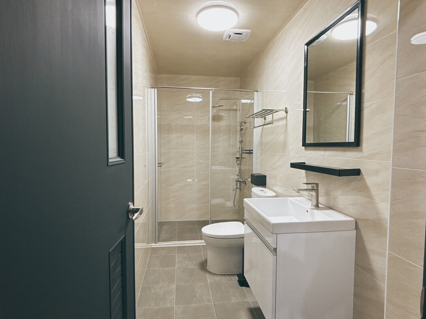 Quarto quádruplo família, vista para a cidade | Banheiro | Chuveiro, secador de cabelo, toalhas de banho, shampoo