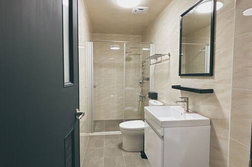 Chambre quadruple familiale, vue sur la ville | Salle de bain | Douche, séchoir à cheveux, pantoufles, serviettes fournies