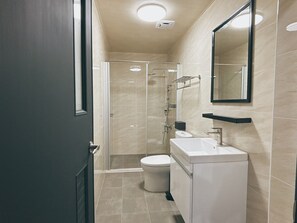 Family Quadruple Room, City View | Bilik Mandi | Pancuran mandi, pengering rambut, selipar, tuala disediakan 