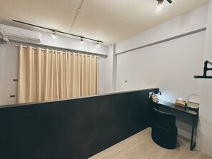 Familie vierpersoonskamer, uitzicht op de stad | Een bureau, een laptopwerkplek, gratis wifi