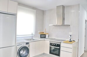 Een koelkast, een microgolfoven, een oven