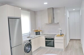 Wasserkocher mit Kaffee-/Teezubehör, Kühlschrank, Mikrowelle, Ofen