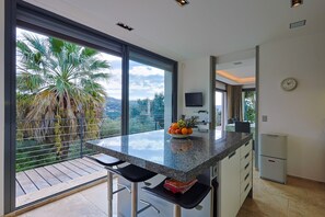 Kühlschrank, Mikrowelle, Ofen, Geschirrspüler