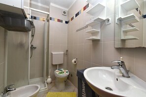 Dusche, Haartrockner, Handtücher