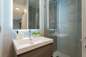 Shower, hair dryer, towels