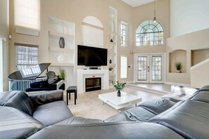 TV, fireplace, offices - Bay Pointe Pool Home Near Parks (Kissimmee)