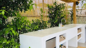 House, 2 Bedrooms, Smoking, Private Pool | Garden