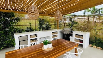 House, 2 Bedrooms, Smoking, Private Pool | Dining room