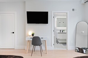 Interior - Spacious New 3BR Home Quick PATH Access to Manhattan (Jersey City)