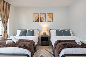 3 bedrooms, desk, travel crib, free WiFi - Spacious New 3BR Home Quick PATH Access to Manhattan (Jersey City)