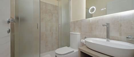 Bañera y ducha independientes y bañera de hidromasaje